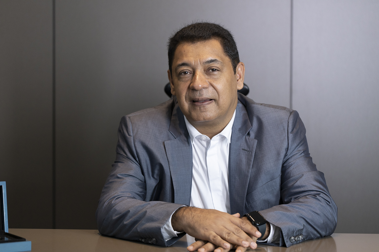 Jacques Cardoso da Cruz trabalhando em sua mesa